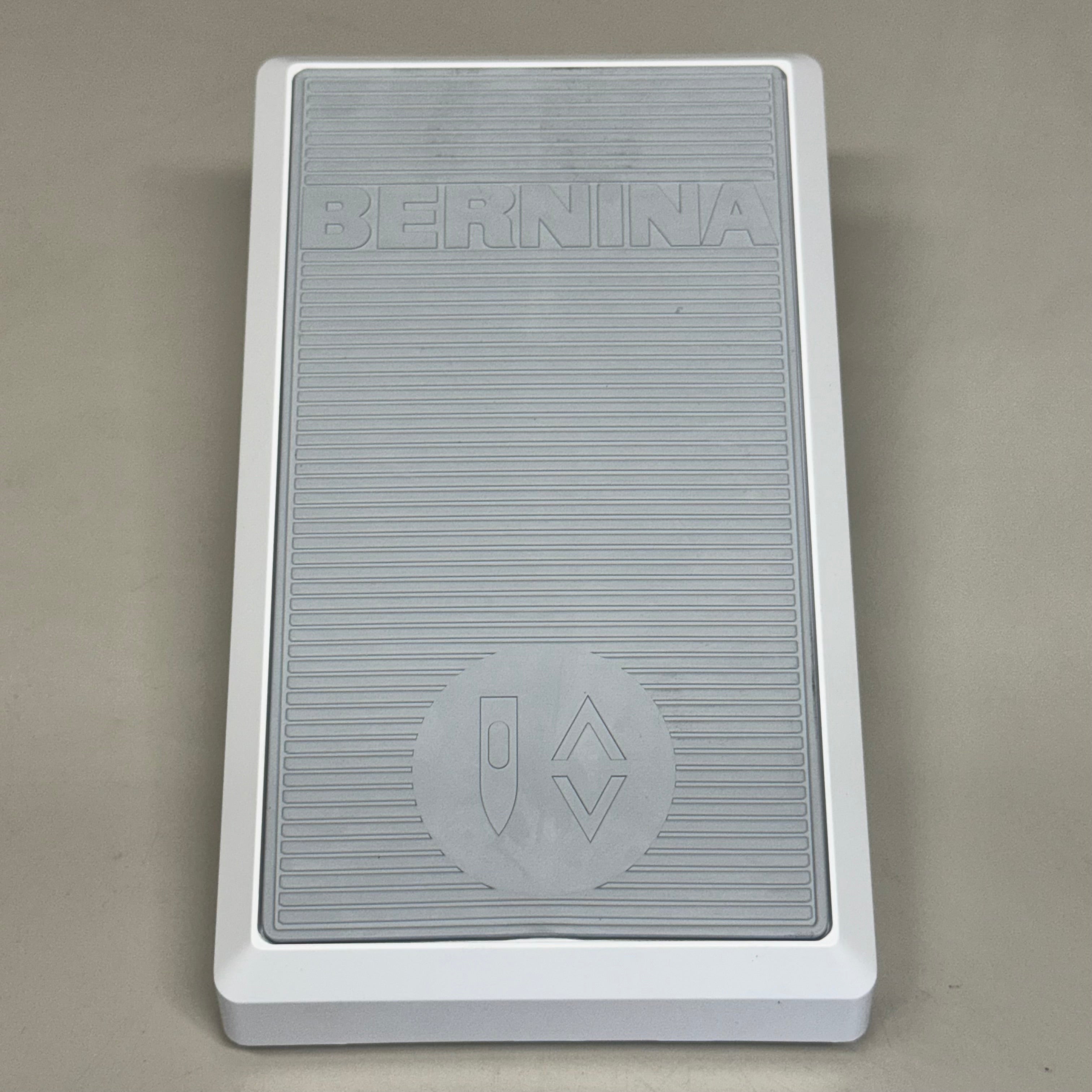 BERNINA Q20 Longarm Quilting Machine w/ Accessories - Sewing Equipment