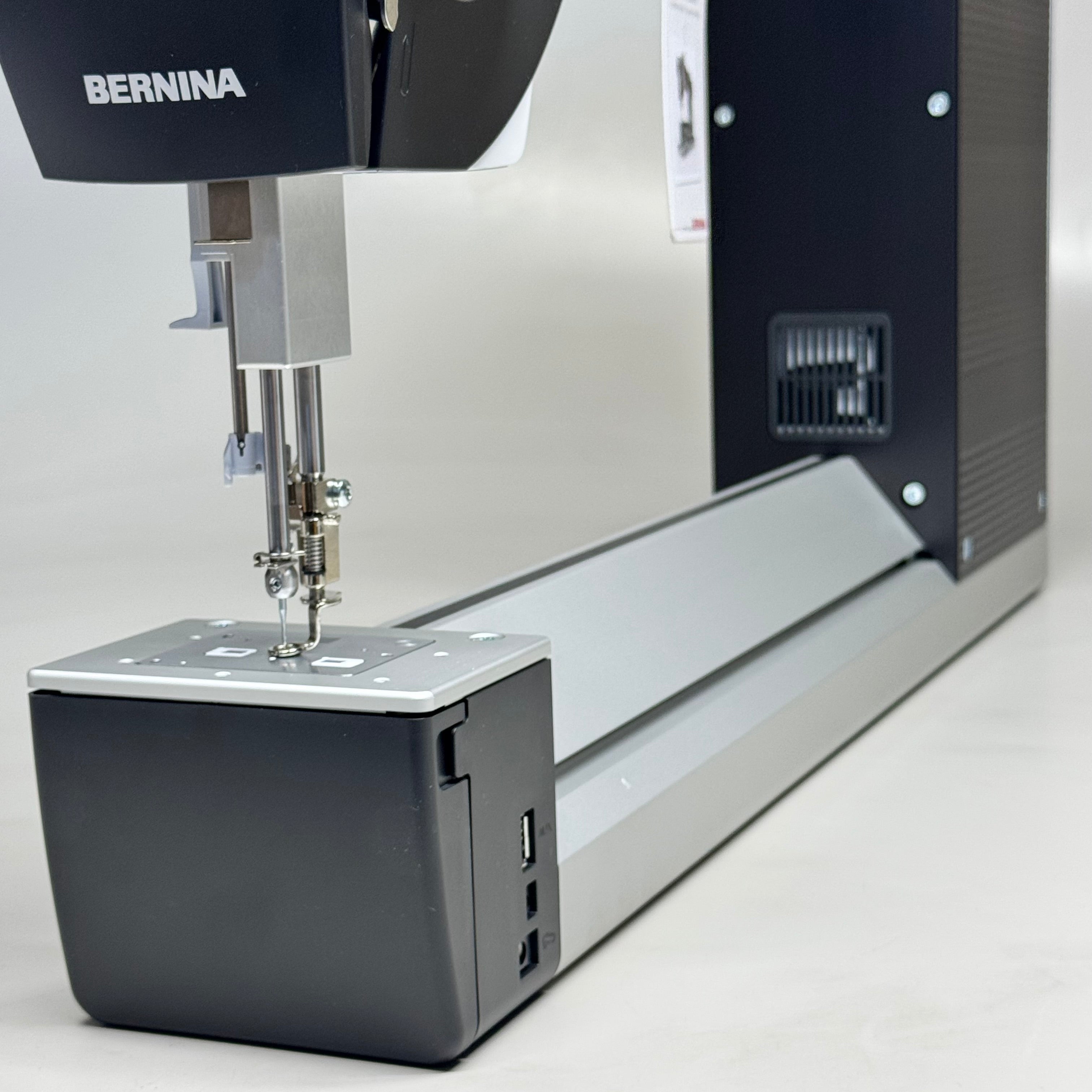BERNINA Q20 Longarm Quilting Machine w/ Accessories - Sewing Equipment