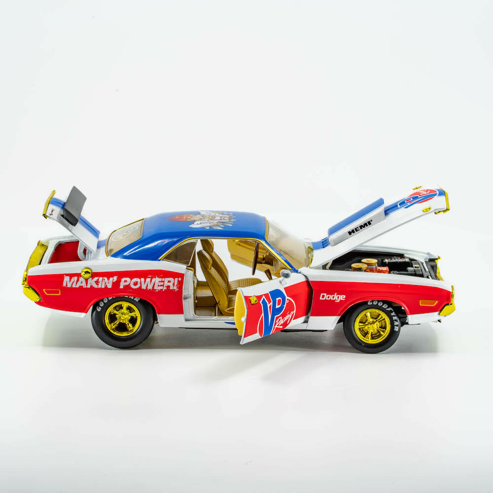 VP Racing 1970 Dodge Challenger Diecast— R/T HEMI 1:24 Scale